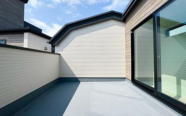 《ルーフバルコニー》　■大きなバルコニーからは遠方まで景色を見渡せて、空の青さに包まれるような心地よさを味わえます。