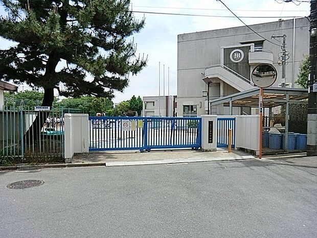 川崎市立宮内中学校まで968m、川崎市立宮内中学校は等々力緑地のほど近くに位置しています。
