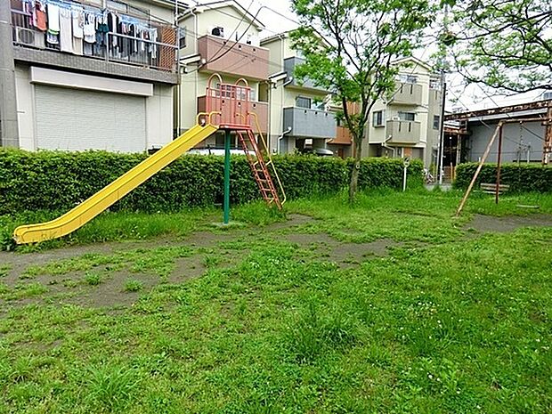 西宮内公園まで563m、住宅街にある小さな公園。滑り台やブランコがあります。