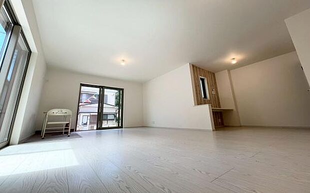 《リビングダイニング》　■ご家族でゆったりとした時間を過ごす場所。