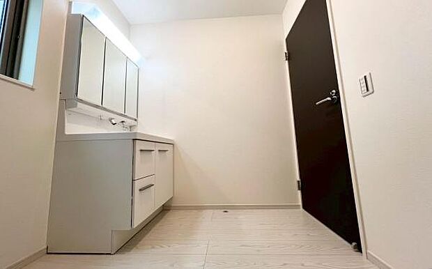 《洗面化粧台》　■使いやすいシャープなデザインの洗面化粧台。