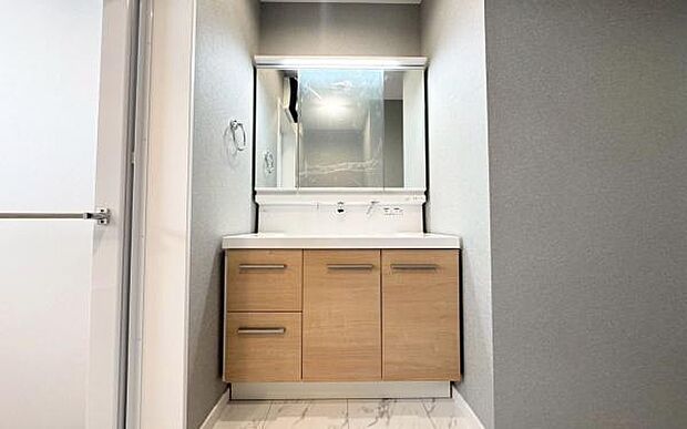 《洗面化粧台》　■使いやすいシャープなデザインの洗面化粧台。