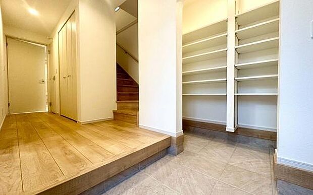 《玄関》■玄関ホールにもゆとりをもった設計ですので第一印象が違います。