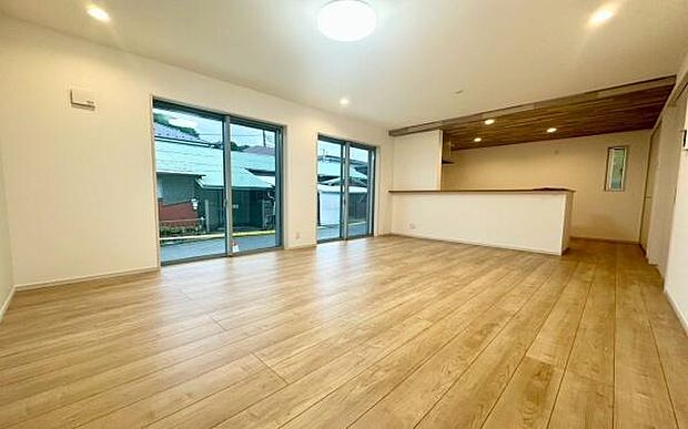 《リビングダイニング》　■大画面ＴＶも余裕、インテリアプランが考えやすいワイドなリビング。家族がしぜんに集まる広さ、お子様が思わず走り出す大空間。