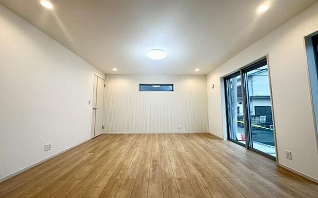 《リビングダイニング》　■開放的で広いリビング。のびのびとくつろげるリビングは、家族のコミュニケーションの場としてみんなが集まる場所に。