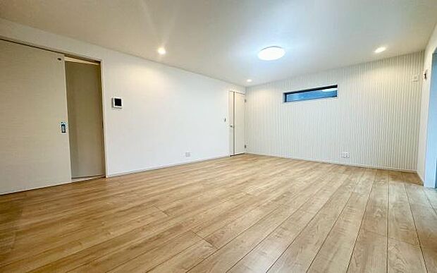 《リビングダイニング》　■豊かな光が照らすこの場所は、たわいもない会話を楽しみ、ゆったりとした時間を過ごす場所。家族の日常が刻まれる大切な空間です。自然光に溢れるこの空間はリフレッシュにピッタリです。