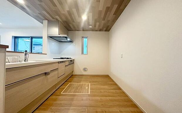 《システムキッチン》　■お手入れしやすくきれいなキッチン。お料理の始めから後片付けまで楽しい時間になりそうです。