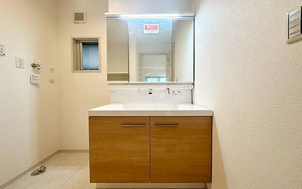 《洗面化粧台》　■使いやすいシャープなデザインの洗面化粧台。