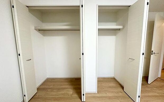 《収納》　■洋服を機能的に収納できるハンガーパイプのほか、帽子やバッグを置ける枕棚も設置。ゆとりあふれる収納空間です。