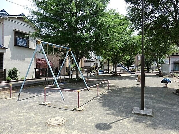 杉の崎公園まで77m、ブランコや滑り台があります。