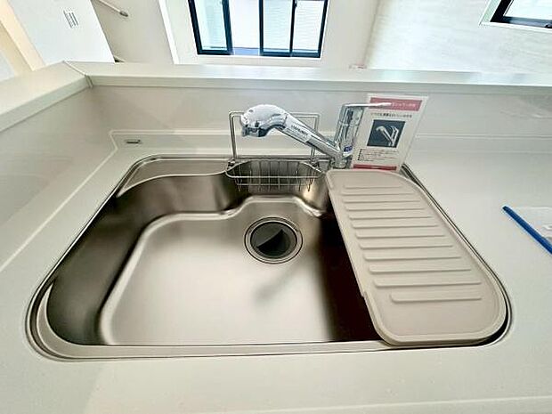 《キッチン》　■ステンレス製シンク。清潔感に溢れ、幅と奥行きがありますので、食器洗時のストレスも減りそうです。野菜を洗いながら家族とコミュニケーションが取れるのがペニンシュラキッチンの最大の魅力です。