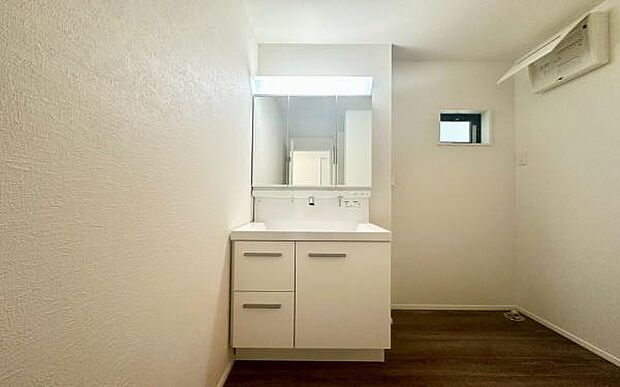 《洗面化粧台》　■使いやすいシャープなデザインの洗面化粧台。