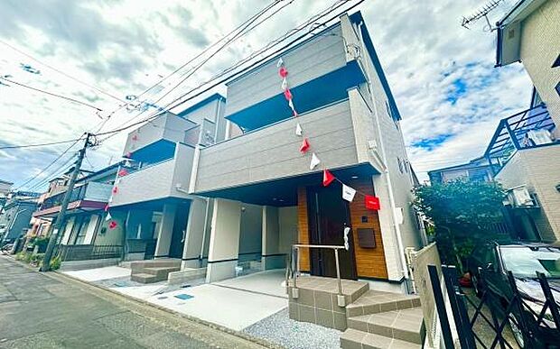 《前面道路》　■道路と敷地はフラットな地形です。