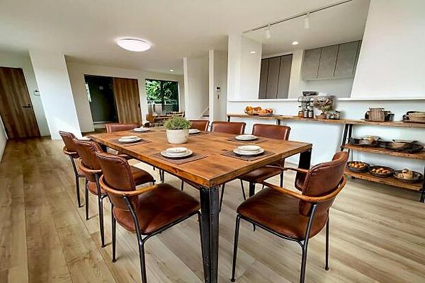 ■ゆとりを感じさせる上質で明るい空間が、住まう人や訪れる人を心地よく迎え入れてくれます。（本画像はCGで作成しており、実際に現地に家具は置かれておりません。また、価格に家具は含まれておりません。）