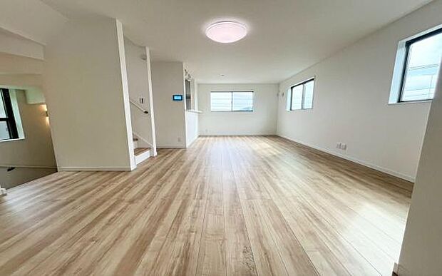 《リビングダイニング》　■ご家族でゆったりとした時間を過ごす場所。