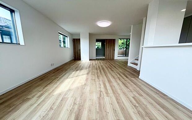 《リビングダイニング》　■開放的で広いリビング。のびのびとくつろげるリビングは、家族のコミュニケーションの場として、みんなが集まる憩いの場所に。