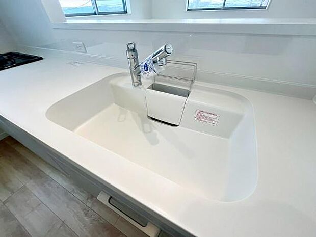 《システムキッチン》　■人造大理石シンクは、見た目がとてもスッキリしています。水垢が付きにくいのも嬉しいポイントです。