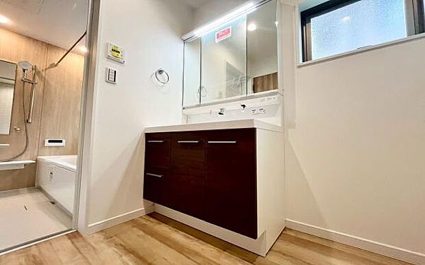 《洗面化粧台》　■使いやすいシャープなデザインの洗面化粧台。