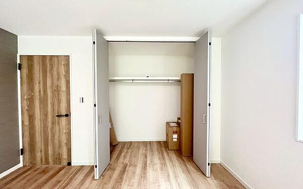 《収納》　■洋服を機能的に収納できるハンガーパイプのほか、帽子やバッグを置ける枕棚も設置。ゆとりあふれる収納空間です。