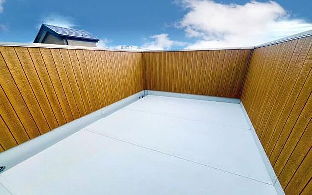 《ルーフバルコニー》　■陽当りも良く、目の前には気持ちの良い青空が広がります。