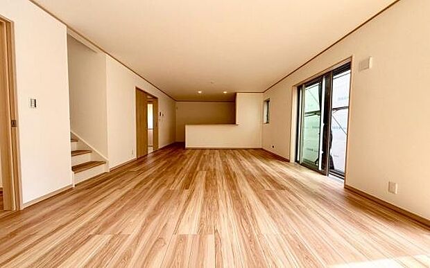 《リビングダイニング》　■豊かな光が照らすこの場所は、たわいもない会話を楽しみ、ゆったりとした時間を過ごす場所。家族の日常が刻まれる大切な空間です。自然光に溢れるこの空間はリフレッシュにピッタリです。