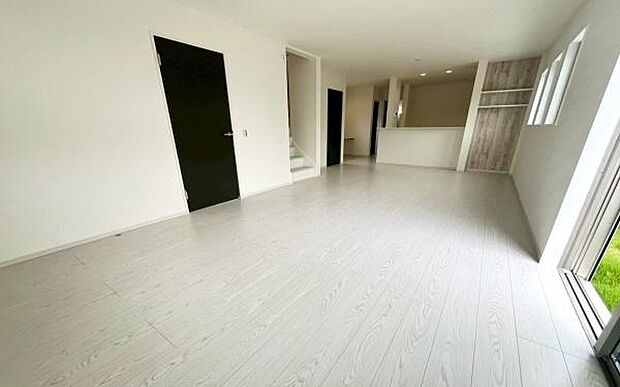 《リビングダイニング》 ■大画面TVも余裕、インテリアプランが考えやすいワイドなリビング。家族がしぜんに集まる広さ、お子様が思わず走り出す大空間。