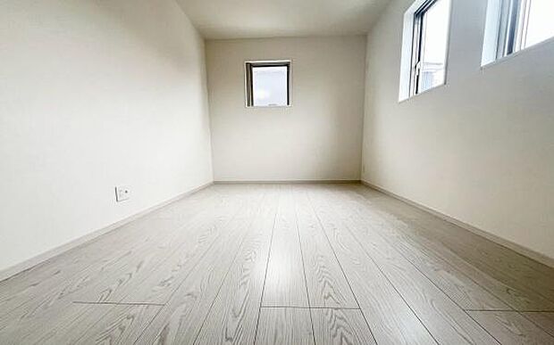 《子供部屋》 ■明るい陽の差す居室。子供部屋にもちょうど良さそうですね。