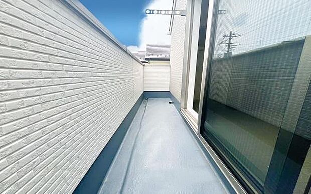 《バルコニー》 ■陽当りも良く、洗濯物も良く乾きそうです。