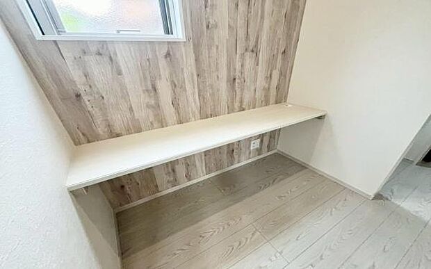 《カウンターコーナー》お子様の勉強やデスクワーク、インテリア等にも活用できるデスクカウンターを造作しています。