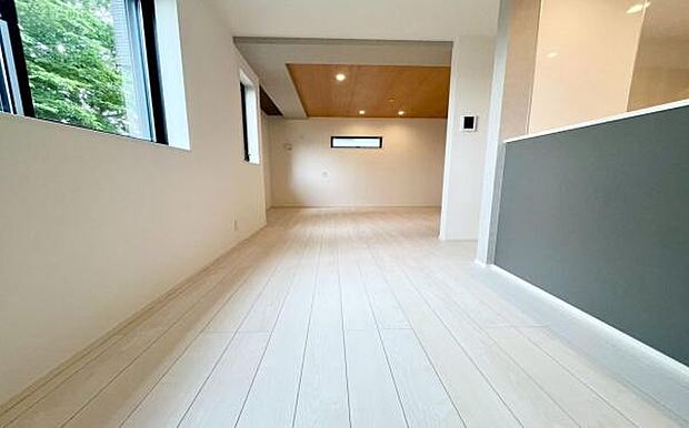 《リビングダイニング》　■開放的で広いリビング。のびのびとくつろげるリビングは、家族のコミュニケーションの場として、みんなが集まる憩いの場所に。