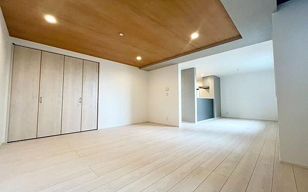 《リビングダイニング》　■あふれる光と風の心地よさ。明るいカラーとナチュラルな素材感を活かしたデザイン。家族と過ごす大切な時間を優しく包み、やすらぎと幸せが満ちてくる住まい。