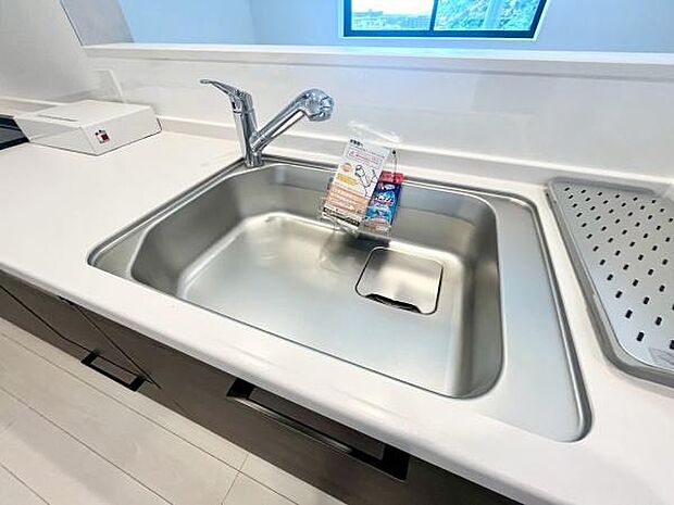 《システムキッチン》　■ステンレス製シンク。幅と奥行きがありますので、食器洗時のストレスも減りそうです。