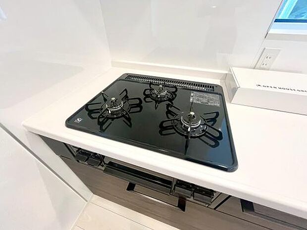 《キッチン・ガスコンロ》　■三口タイプのガスコンロで、お料理の幅も広がります。