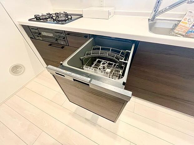 《食器洗い乾燥機》　■食事後もゆっくり過ごせる食器洗い乾燥機を設置。