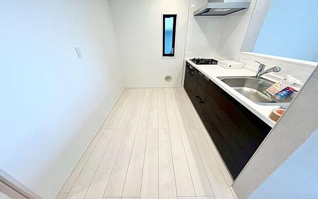 《システムキッチン》　■会話を楽しみながら食事を味わう。一緒にいる時間が楽しい空間。家族でいる時間を柔らかに包み込みます。