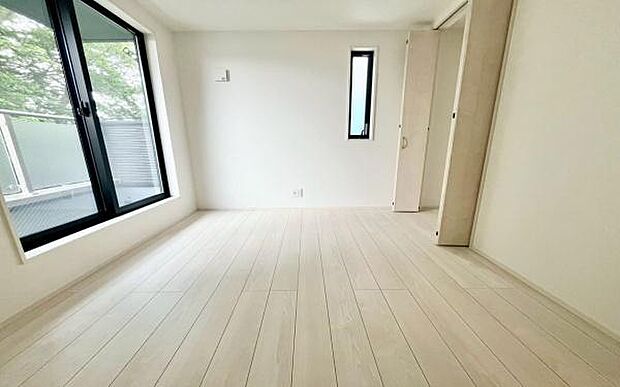 《子供部屋》　■明るい陽の差す居室。子供部屋にもちょうど良さそうですね。