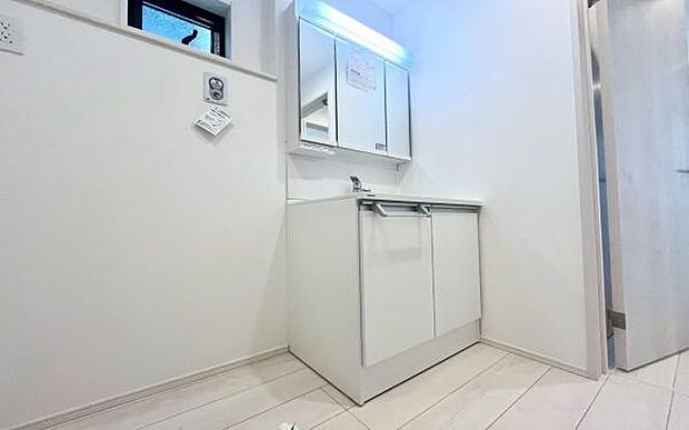 《洗面化粧台》　■使いやすいシャープなデザインの洗面化粧台。