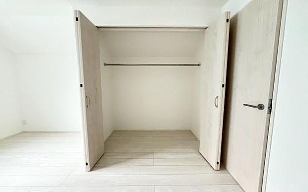 《収納》　■洋服を機能的に収納できるハンガーパイプのほか、帽子やバッグを置ける枕棚も設置。ゆとりあふれる収納空間です。