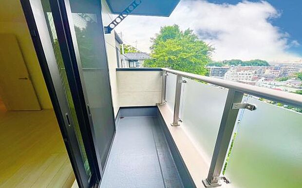 《バルコニー》　■「青い空」と「白い雲」、「気分が晴れる場所」がここにあります。