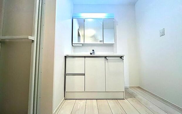 《洗面化粧台》　■使いやすいシャープなデザインの洗面化粧台。