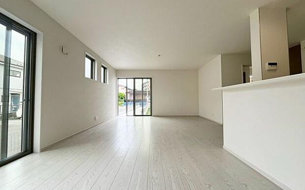 《リビングダイニング》 ■豊かな光が照らすこの場所は、たわいもない会話を楽しみ、ゆったりとした時間を過ごす場所。家族の日常が刻まれる大切な空間です。