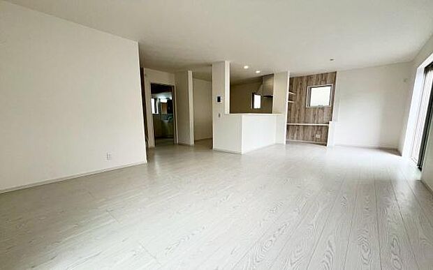 《リビングダイニング》 ■大画面TVも余裕、インテリアプランが考えやすいワイドなリビング。家族がしぜんに集まる広さ、お子様が思わず走り出す大空間。