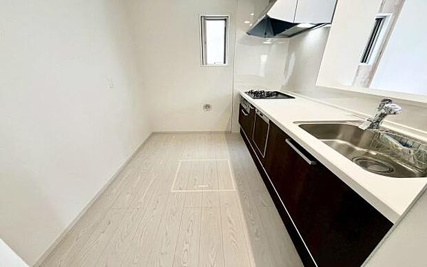 《システムキッチン》 ■家族が集う楽しく親子の会話も弾むキッチン。明るく清潔で使い勝手のいいキッチンには、いつも家族の笑顔があふれています。