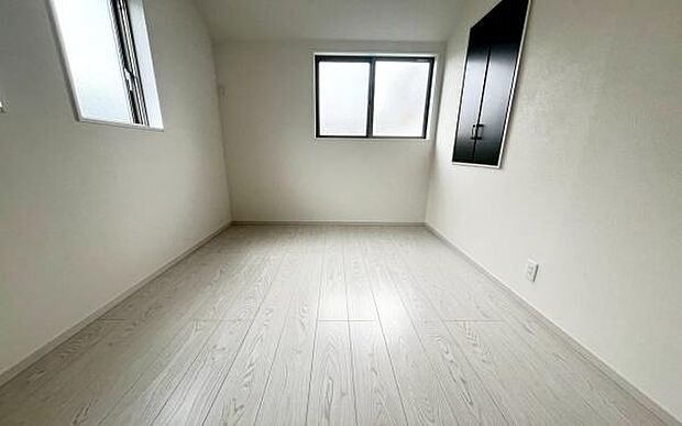 《子供部屋》 ■明るい陽の差す居室。子供部屋にもちょうど良さそうですね。