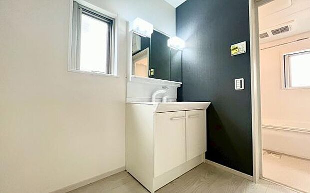 《洗面化粧台》 ■使いやすいシャープなデザインの洗面化粧台。