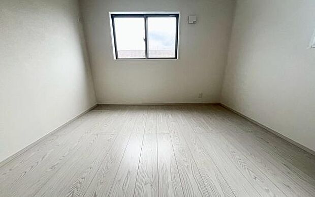 《洋室》 ■収納もしっかりとれていて、陽当たりも良く明るい居室。