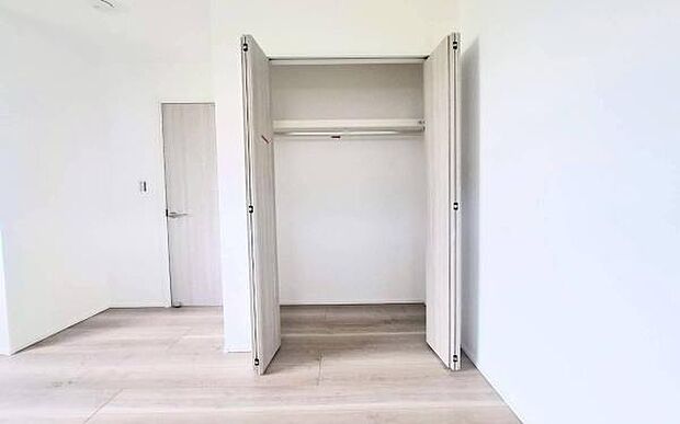 《収納》　■洋服を機能的に収納できるハンガーパイプのほか、帽子やバッグを置ける枕棚も設置。ゆとりあふれる収納空間です。