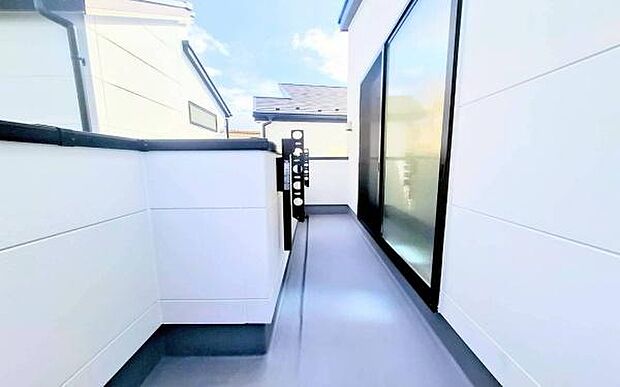 《バルコニー》　■陽当りも良く、洗濯物も良く乾きそうです。