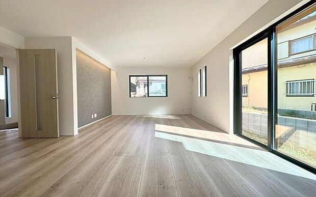 《リビングダイニング》　■豊かな光が照らすこの場所は、たわいもない会話を楽しみ、ゆったりとした時間を過ごす場所。家族の日常が刻まれる大切な空間です。自然光に溢れるこの空間はリフレッシュにピッタリです。