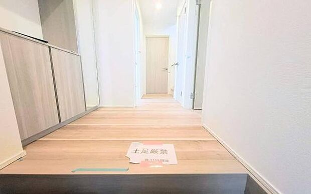 《玄関》　■シューズボックス付きで玄関もスッキリ。